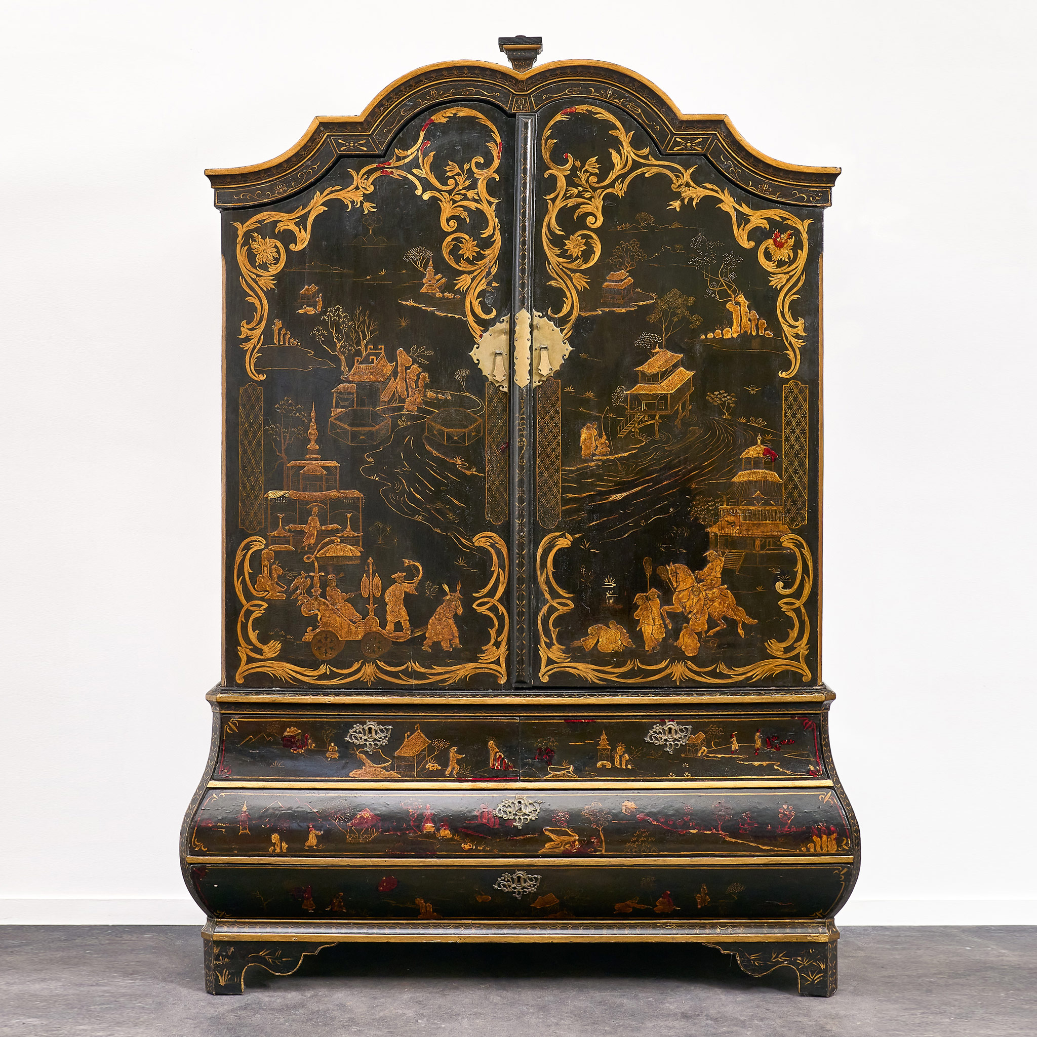 Grand Cabinet en laque. Travail Anglais, XVIIIe siècle. D : 230 x 160 x 56 cm. Coll . Privée.