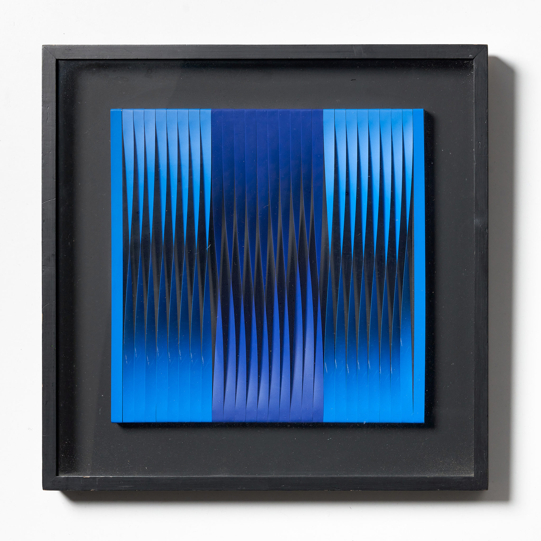 Walter Leblanc (1932 – 1986), Torsions, 1968 – 1972, Bandes en latex, toile dans une boîte noire. Dimensions : 40 x 40 cm. Coll. Privée.