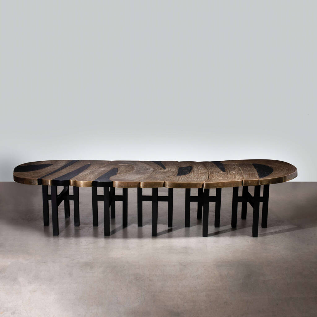 Ado CHALE (1928), table de réception, plateau en fonte de bronze et mosaïque d'hématite. Dimensions : 74 x 352 x 130cm. Coll. Privée.