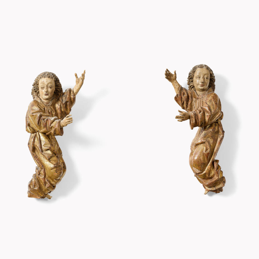 Paire d’anges en bois sculpté, polychromé et doré. Brabant vers 1510 – 1530. H : 45 cm. Coll. Privée.