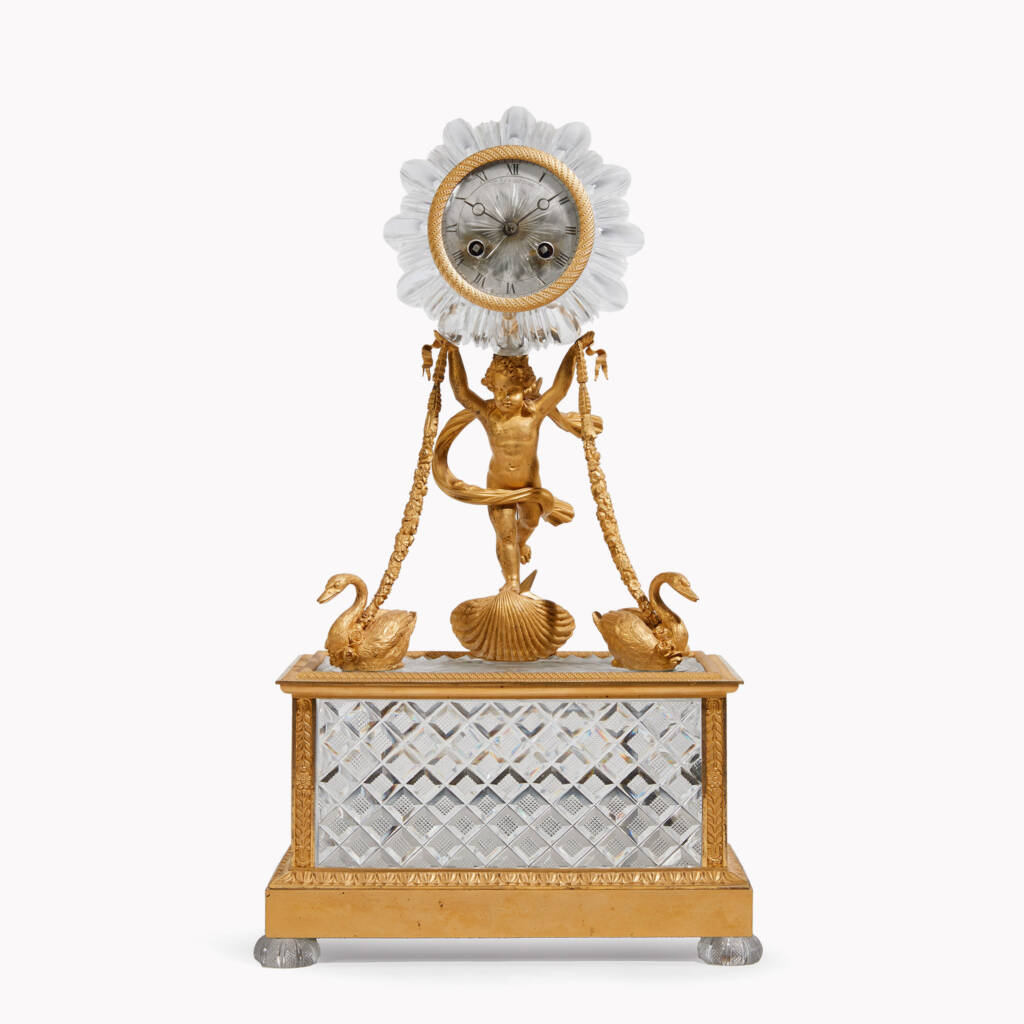 Pendule en bronze ciselé et doré et cristal moulé-taillé. Epoque Charles X. Dim : 40 x 14 x 23 cm. Coll. Privée.